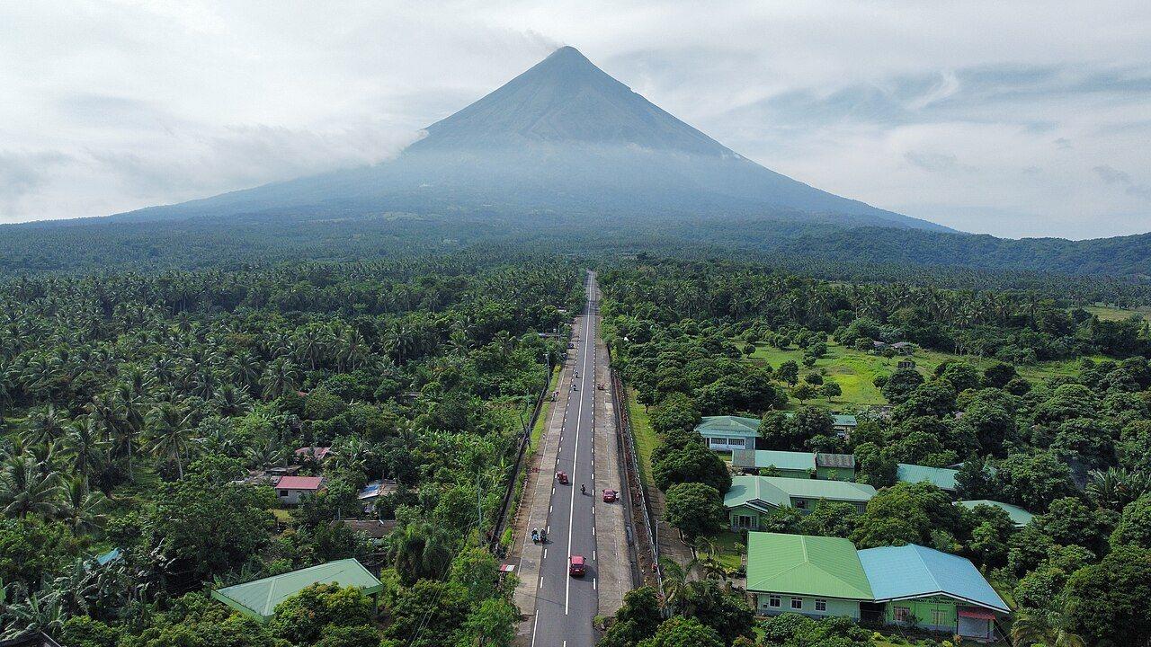 Filipinler'de Mayon Yanardağı Patladı: Kül Sütunu 3 Kilometreye Yükseldi, Alarm Seviyesi 3'e Çıkarıldı