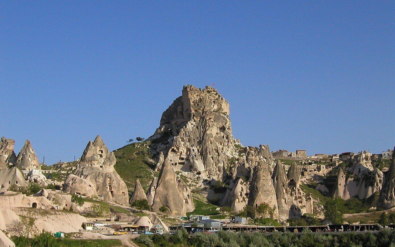 Kapadokya'da Peribacasından Kopan Kayalar Can Aldı: Göreme'de 3 Kişi Hayatını Kaybetti, 5 Kişi Yaralandı